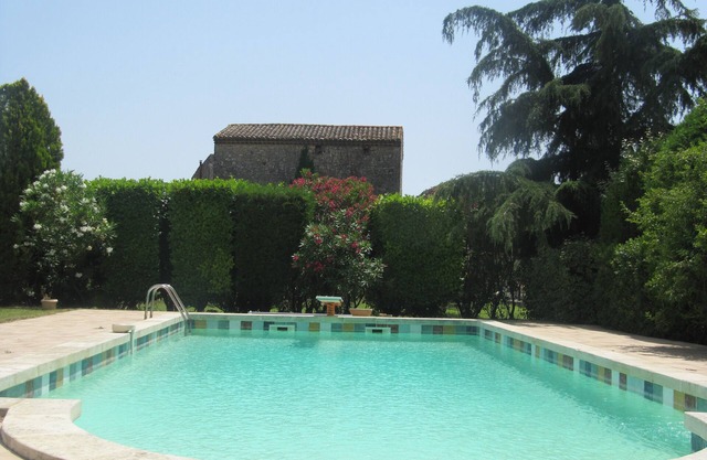 INSOLITE BOIS & VERDURE/Private swimming pool and tennis court/AUX PORTES D' UZES - LEOZE