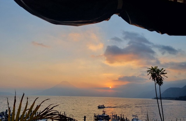 Intimate Lake-Side Cabins- 2 min from clubs, Private Beach
