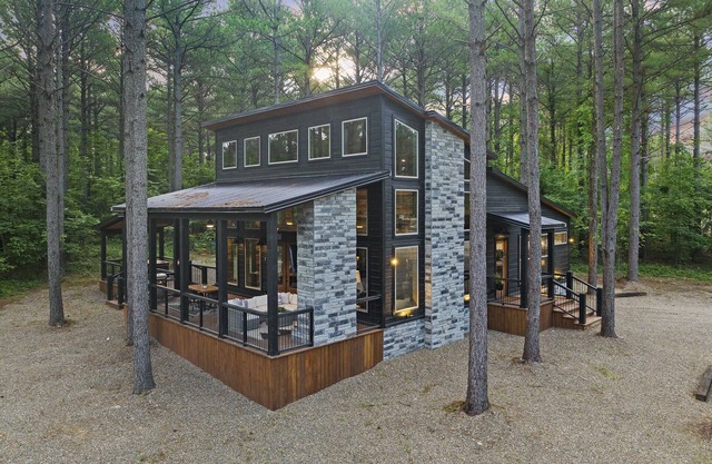 🌲 Into The Woods Cabin 🌲/Modern Family Cabin/Arcade, Hot Tub, Playset