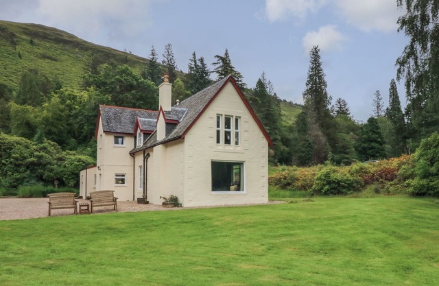INVERGLOY HOUSE, family friendly, with open fire in Spean Bridge