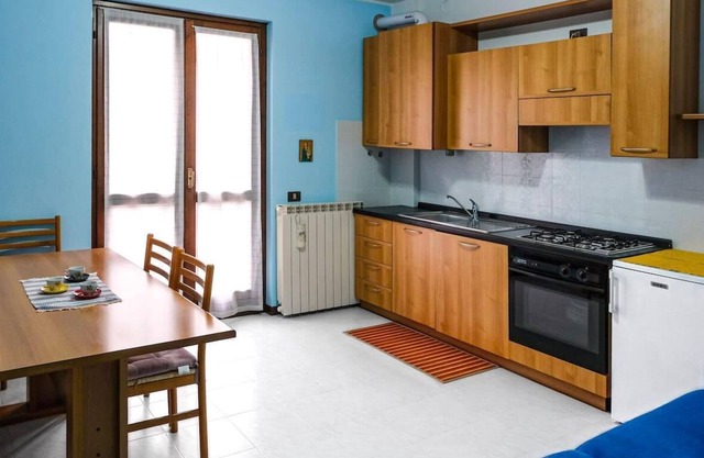 Inviting 1-Bed Apartment with Box and seeviews