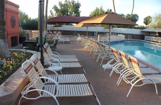 Inviting 2BR Condo with Outdoor Pool Bar at Scottsdale