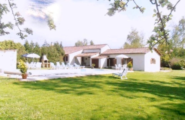 Inviting 6-Bed Farmhouse