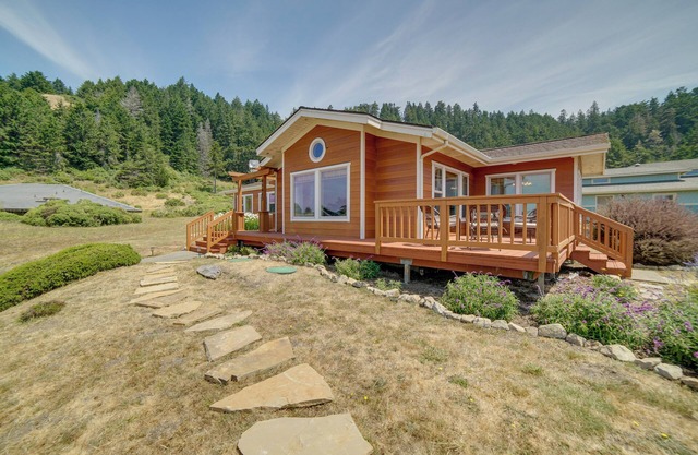 Inviting Manchester Home w/Hot Tub Near Beach!