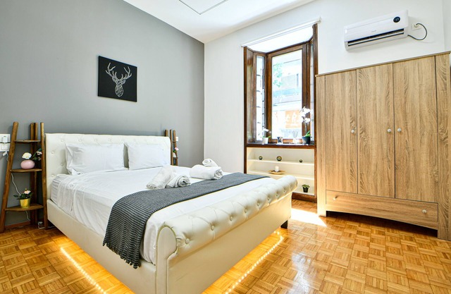Iris boutique bnb aprt, 3 guests in Central Athens next to Concert Hall
