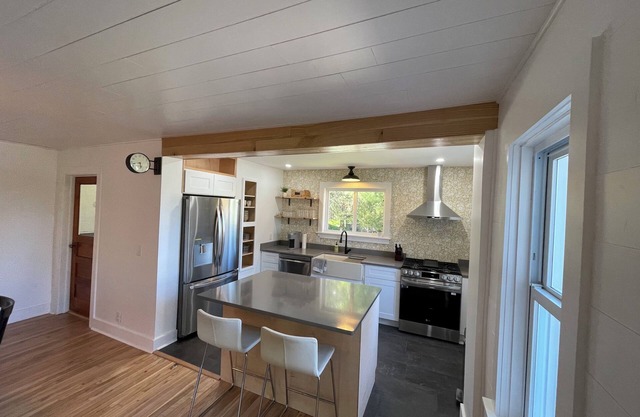Ironton Stone Cottage, walk to Lake Charlevoix beach.