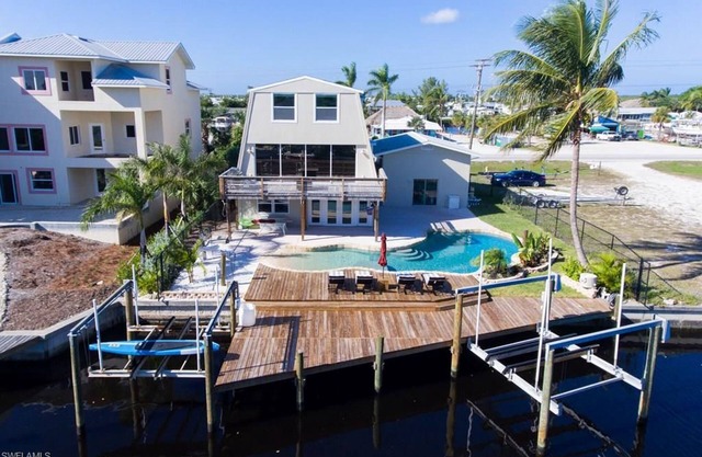 ISLAND LIVING, BOATER'S PARADISE, AND MODERN LUXERY !
