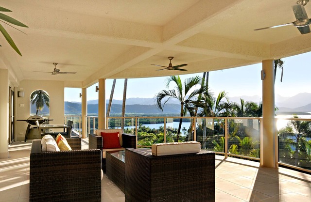 Island Point Villa 4 - Close to Town with Magnificent Ocean Views.