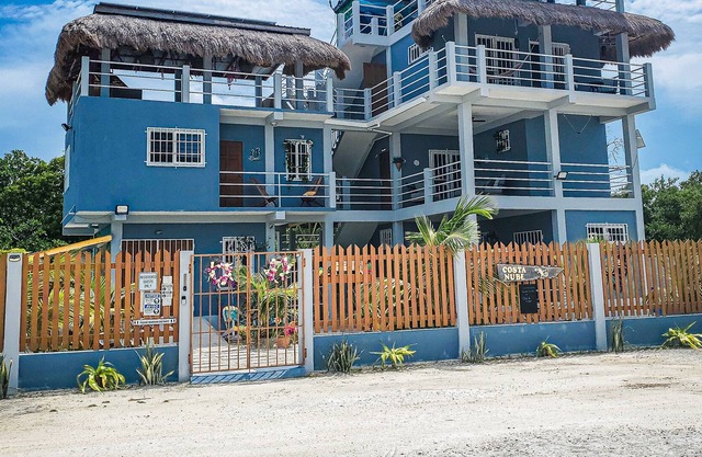 Island Villa sleeps 8 breathtaking views of reef, island, treelined canopy