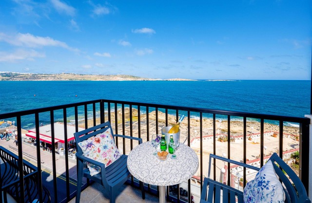 Islet Promenade Seafront Family Apartment with 2 balconies