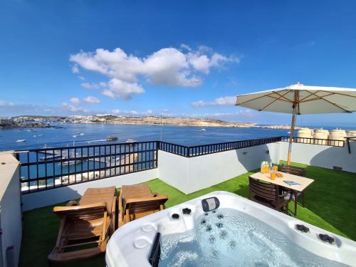 Islet Promenade Studio with Hot Tub and Panoramic Sea Views by GetawaysMalta
