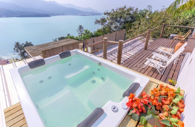 Italian panoramic penthouse suite and hill 12 minutes from the beach, we accept pets!