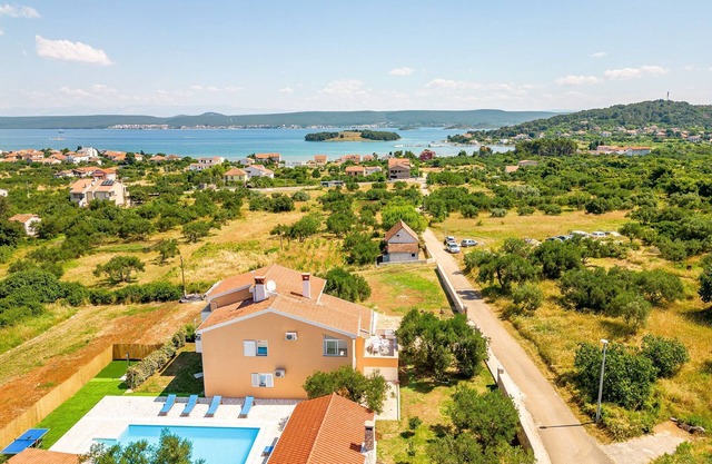 Ivana vacation home with pool, sea view and balcony - Ivana