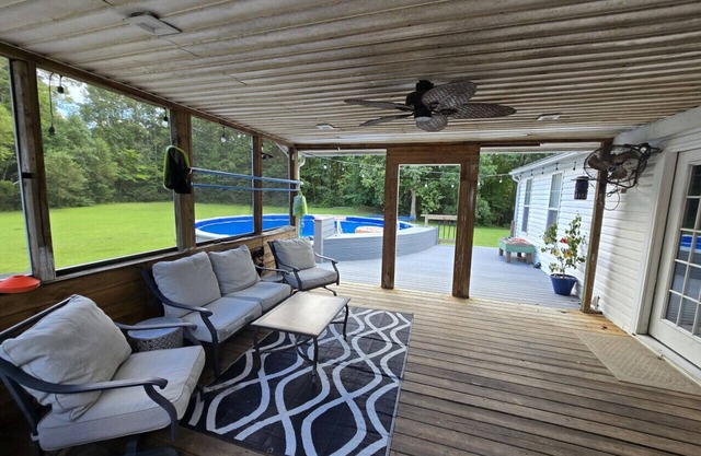Jacksonville Ranch with private Hottub and Pool, stocked Pond with row boat, Bike and Hiking trails
