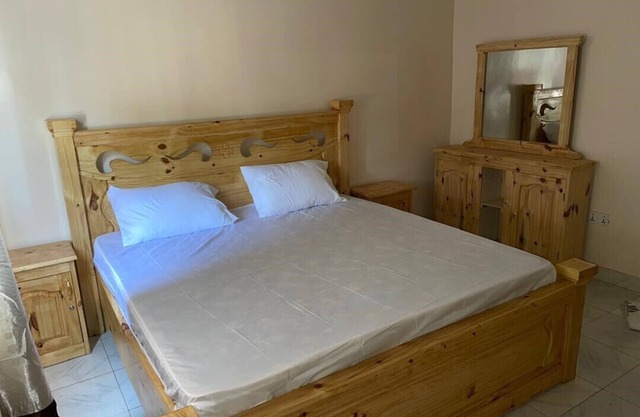 Jammaisarr Residence: 2-bedroom apartment in awesome Serrekunda with WiFi, AC