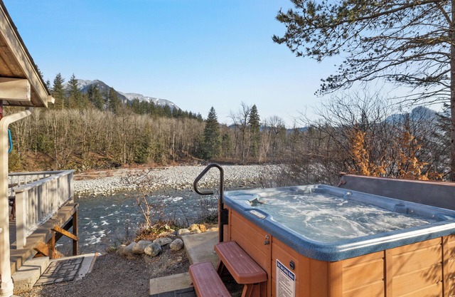 Jaybird Cabin- Tiny home with huge riverfront & mountain views!