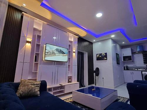 JKA 1-BEDROOM-Apt 24HRS POWER Unlimited WIFI , GARDEN PATIO AREA,FREE DAILY HOUSEKEEPING