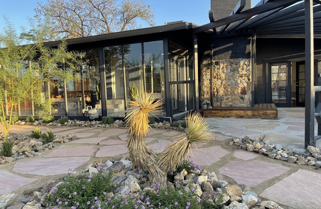 Joshua Tree- Hot tub, Walk to food & shops, a few minutes from JTNP