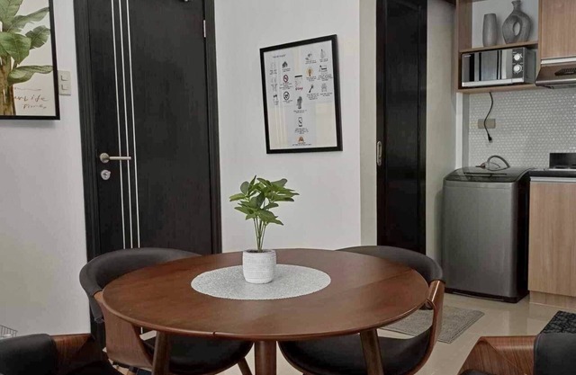 Jovi's Condo one pavilion place offers accommodations in Cebu City.