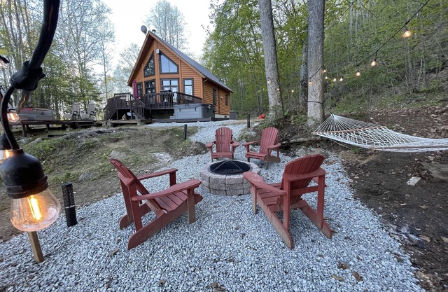 Joy's Chalet - Hottub, Lake, and Cliff