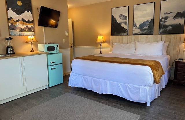 Jr King Suite, No cleaning fee, Hot Breakfast