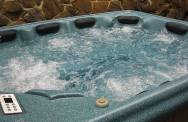 Juliet Cottage - Sleeps up to 3 - Large Hot Tub
