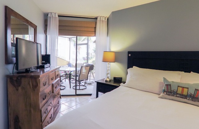Jun 1-10 avail!! OceanView Cayman Reef 36 Beautiful condo King Bed new 65" TV