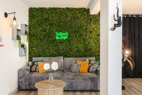 Jungle Saintaise - Coeur de ville, Calme, Tv 4K, Fibre, Netflix, Parking Surveillé Qpark 150m