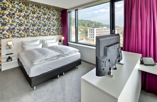Junior Suite Gold mit Panoramafenster und King Size Boxspringbett