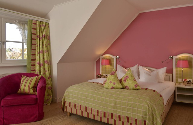 Junior suite Wiesenberg, 28 sqm, bathroom with bathtub