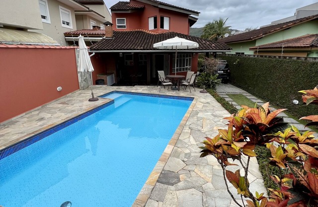 JUQUEHY! Best beach in SP Wonderful house with pool, gourmet balcony, AC