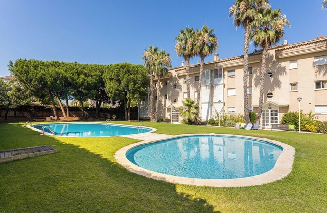 Just 2 steps from San Pol Beach! SeaBreezeHeaven: Terrace BBQ, Sea & Pool Views