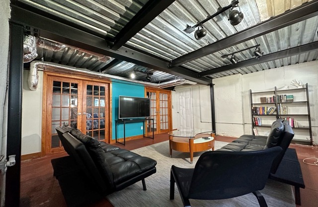 Just blocks to the beach with loft vibe-2 beach passes included with your stay