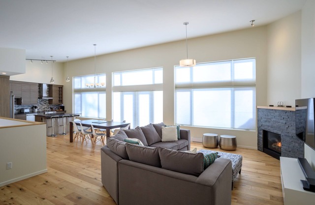 Just completed 4 bedroom, 5 bathroom modern Town home, pool table, sleeps 10