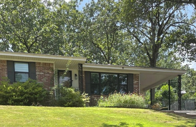 Just remodeled! 3-BR MCM Home on a Lakewood Lake -30 Day Min-close to everything