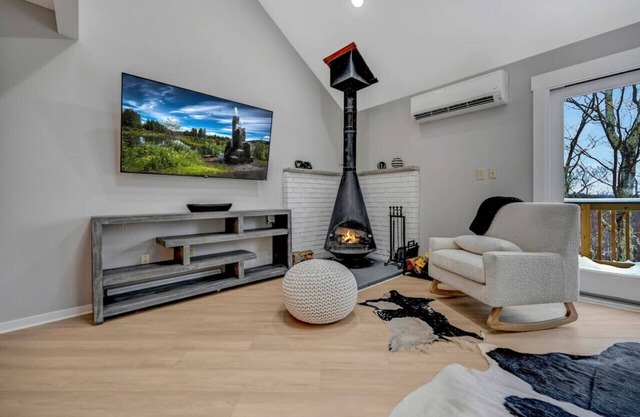 Just Renovated Ski-In/out at Camelback w/Hot Tub!