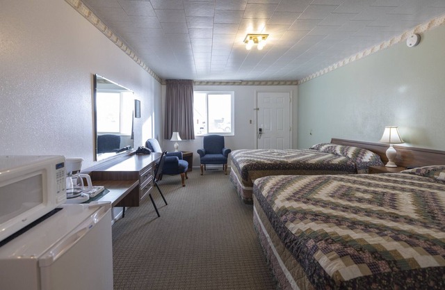KABINO: Fossil Butte Motel #02 2QueenBeds A/C Mini Fridge Microwave Cable Wifi