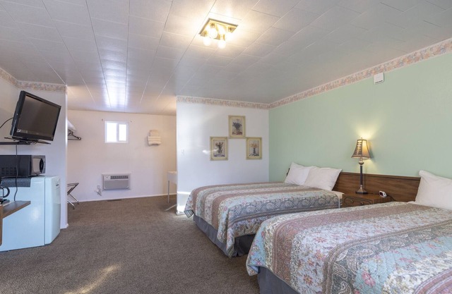 KABINO: Fossil Butte Motel #05 2QueenBeds A/C Mini Fridge Microwave Cable Wifi