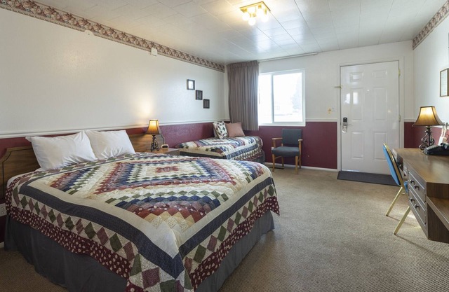 KABINO: Fossil Butte Motel #08 2QueenBeds A/C Mini Fridge Microwave Cable Wifi