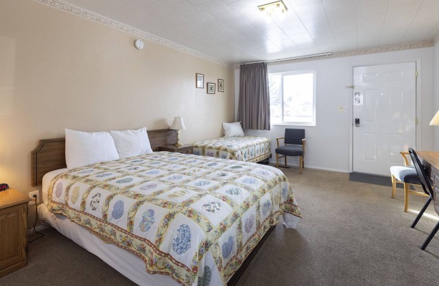 KABINO: Fossil Butte Motel #10 2QueenBeds A/C Mini Fridge Microwave Cable Wifi