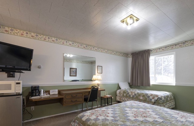 KABINO: Fossil Butte Motel #11 King A/C Mini Fridge Microwave Cable Wifi