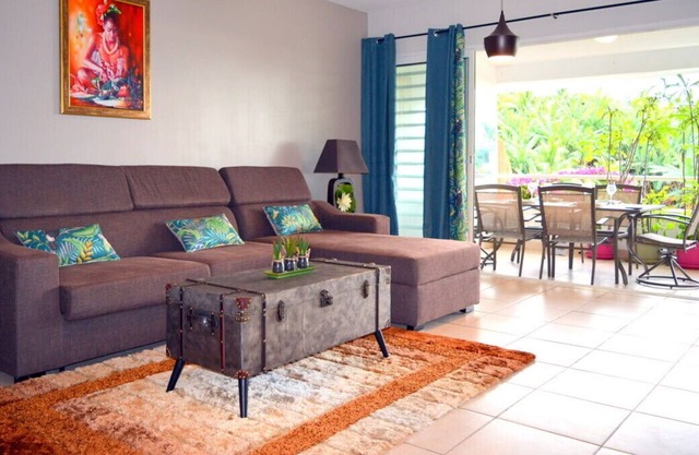Kai, cosy apartment with terrace, pool and sea view, near Papeete