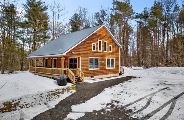 Kasoag Lake lodge-ATV + snowmobile right from your door.Great fishing close by!n