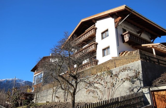 Kauns Apartment, Sleeps 10 with Free WiFi