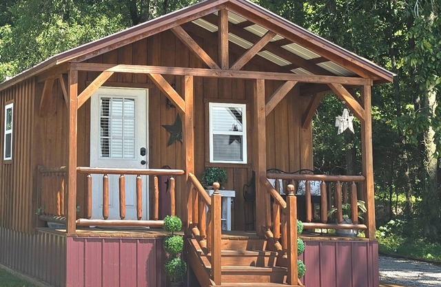 Keehn's Hideaway-Hot tub/King bed/Horses/Secluded/Getaway!