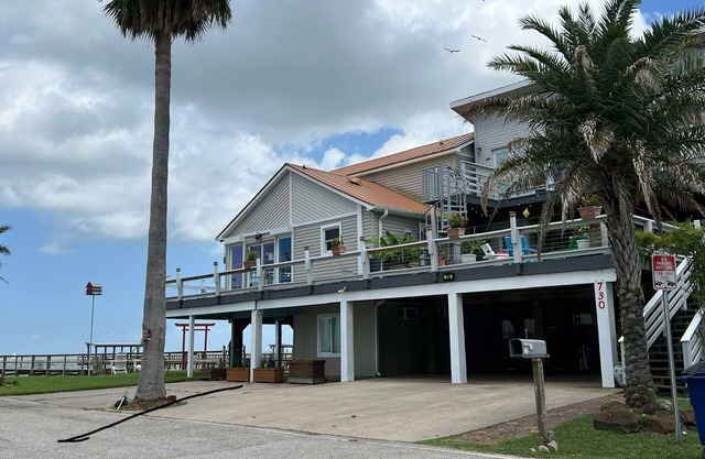 Kemah Seaside Retreat: Last minute deal! Call or text for rates 713-425-9109.