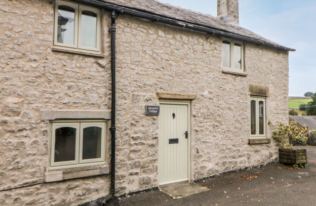 KEMPSHILL COTTAGE, family friendly, with open fire in Tideswell
