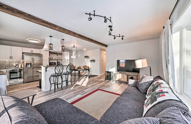 Kenai Home w/Fireplace < 10 Mi to Big Eddy!