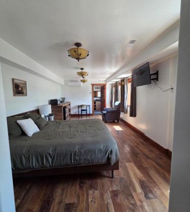Kennymores Grill and Lodging