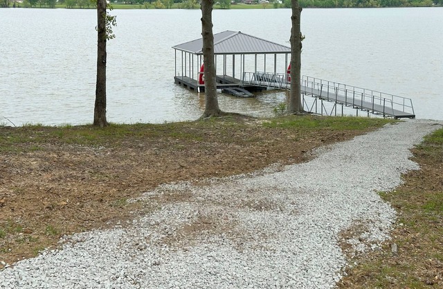 Kentucky Lake - Jonathan Creek 2-bedroom Cabin, WiFi, shared dock & Bald Eagles!